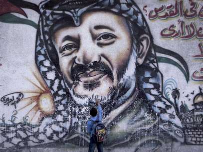 Un niño palestino toca un mural del fallecido líder palestino Yaser Arafat, en Ciudad de Gaza, el 10 de noviembre de 2009. Jueces franceses visitarán Ramalá, Cisjordania, como parte de una investigación por la muerte de Arafat hace ocho años,  se informó el miércoles 5 de septiembre de 2012.  Foto: Tara Todras-Whitehill, Archivo / AP