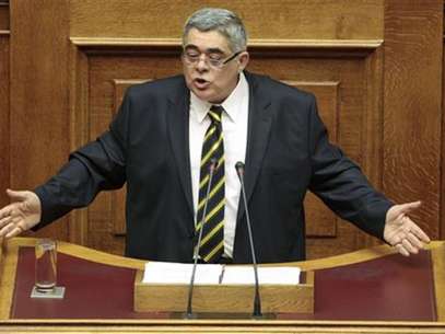 Leader of the extreme right Golden Dawn party Nikolaos Mihaloliakos addresses parliamentarians during a session at the parliament in Athens July 7, 2012. Foto: Yorgos Karahalis / Reuters In English