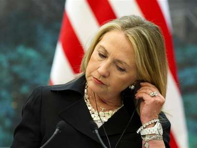 U.S. Secretary of State Hillary Clinton listens to a translation during a joint news conference with Chinese Foreign Minister Yang Jiechi at the Great Hall of the People in Beijing September 5, 2012. Foto: Pool / Reuters In English