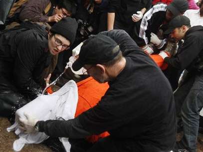 Protestors perform a simulation of the waterboarding torture technique on a man dressed as a prisoner during a protest, marking the fifth anniversary of the U.S.-led invasion of Iraq, in front of the White House in Washington March 19, 2008. Foto: Jim Young / Reuters In English