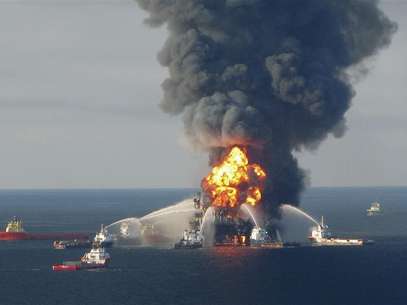 Fire boat response crews battle the blazing remnants of the offshore oil rig Deepwater Horizon, off Louisiana, in this April 21, 2010 file handout image. Foto: Handout / Reuters In English