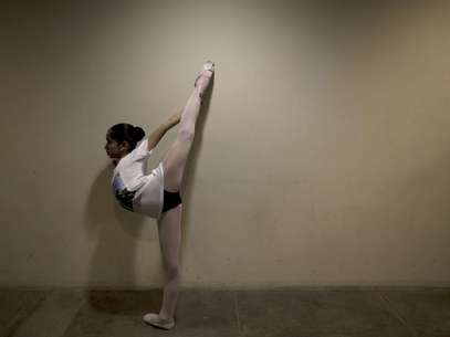 Una joven bailarina de ballet ensaya en el Museo Nacional de Lima para una competencia entre academias de distintos países, el 3 de septiembre del 2012. Casi un centenar de niños y adolescentes de Colombia, Venezuela, Chile, Francia y Perú se han sometido a extenuantes ensayos con la esperanza de hacerse de una medalla en el concurso organizado por la Escuela Nacional Superior de Ballet de Perú, y quizás hasta de una beca para estudiar en Miami.  Foto: Martín Mejía / AP