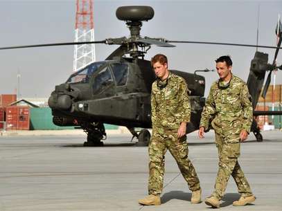 Britain's Prince Harry is shown the Apache helicopter flight line by an unidentified member of his squadron at Camp Bastion, Afghanistan September 7, 2012. REUTER/John Stillwell/POOL Foto: Reuters In English