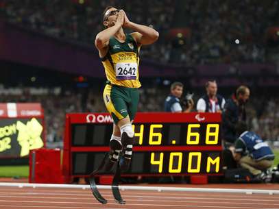 Oscar Pistorius of South Africa celebrates winning the Men's 400m T44 Final during the London 2012 Paralympic Games at the Olympic Stadium in London September 8, 2012. REUTERS/Andrew Winning (BRITAIN - Tags: SPORT OLYMPICS ATHLETICS) Foto: ANDREW WINNING / REUTERS