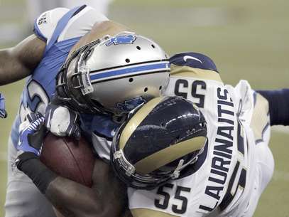 El running back de los Lions de Detroit Kevin Smith, izquierda, es derribado por el linebacker de los Rams de San Luis James Laurinaitis el domingo 9 de septiembre de 2012.  Foto: Duane Burleson / AP