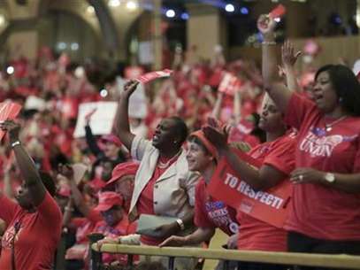 Thousands of Chicago Public School teachers rally before marching to the Board of Education's headquarters in Chicago, May 23, 2012. Foto: John Gress / Reuters In English