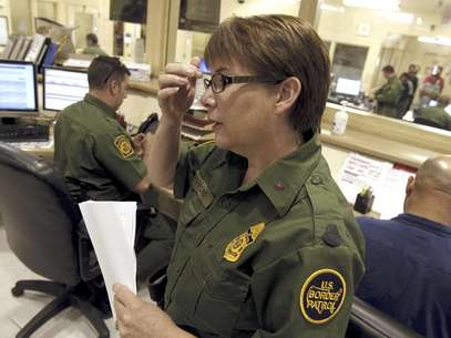 La jefa sectorial de la Patrulla Fronteriza estadounidense en Tucson Donna Twyford examina el expediente de un inmigrante ilegal el jueves, 9 de agosto del 2012 en Tucson, Arizona. El gobierno de estados Unidos suspendió los vuelos de regreso para mexicanos capturados tratando de ingresar ilegalmente a territorio estadounidense bajo el mortífero sol veraniego de los desiertos de Arizona, una medida para ahorrar dinero que pone fin a un experimento de siete años que costó casi 100 millones de dólares al con Foto: Ross D. Franklin / AP