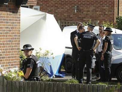 Army and police personnel stand outside the home of Saad al-Hilli in Claygate, south of London September 10, 2012. Police searching the home of a British family found shot dead in the French Alps last week evacuated neighbouring properties on Monday after saying they had discovered unspecified items that had caused them concern. Foto: Olivia Harris / Reuters In English