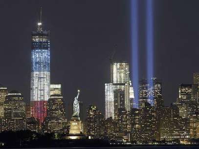 The Tribute in Light is illuminated next to the Statue of Liberty (C) and One World Trade Center (L) during events marking the 11th anniversary of the 9/11 attacks on the World Trade Center in New York, September 10, 2012. Foto: Gary Hershorn / Reuters In English