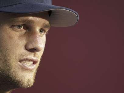 El quarterback de los Patriotas de Nueva Inglaterra, Tom Brady, habla con la prensa en Foxborough, Massachusetts.  Foto: Stephan Savoia / AP