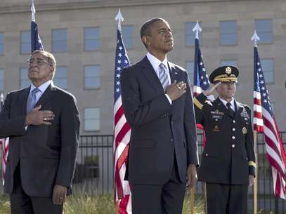 El presidente Barack Obama, flanqueado por el secretario de Defensa Leon Panetta, izquierda, y el jefe del estado mayor conjunto, general Martin Dempsey, rinden homenaje a las víctimas de los ataques del 11 de septiembre de 2001 Foto: Carolyn Kaster / AP