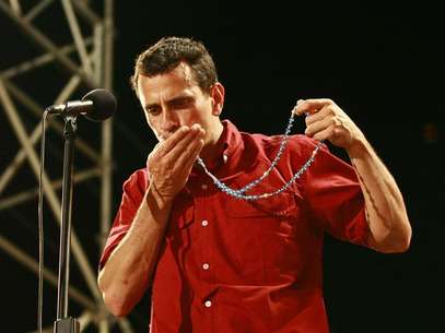 Opposition presidential candidate Henrique Capriles kisses a rosary during a campaign rally in Maracaibo September 11, 2012. Foto: Isaac Urrutia / Reuters In English