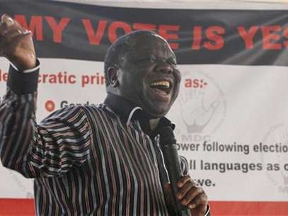 Zimbabwe's Movement for Democratic Change (MDC) leader and Prime Minister Morgan Tsvangirai speaks in support of the country's draft constitution in Harare September 8, 2012. Foto: Philimon Bulawayo / Reuters In English