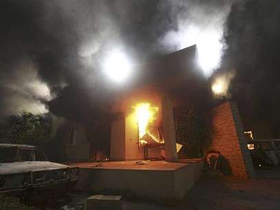 The U.S. Consulate in Benghazi is seen in flames during a protest by an armed group said to have been protesting a film being produced in the United States September 11, 2012. An American staff member of the U.S. consulate in the eastern Libyan city of Benghazi has died following fierce clashes at the compound, Libyan security sources said on Wednesday. Armed gunmen attacked the compound on Tuesday evening, clashing with Libyan security forces before the latter withdrew as they came under heavy fire. Foto: Esam Al-Fetori / Reuters In English