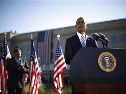 U.S. President Barack Obama speaks near U.S. Secretary of Defense Leon Panetta on the 11th anniversary of the September 11 attacks at the Pentagon near Washington, September 11, 2012. Foto: Jason Reed / Reuters In English