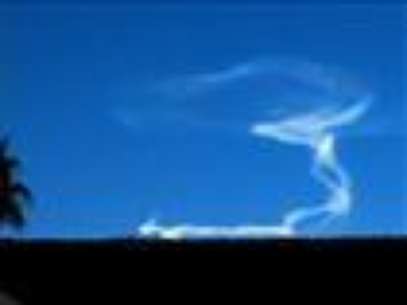 
              People across the Southwest got an early morning show in the sky, courtesy of missiles fired from New Mexico that left a brilliant white contrail on Thursday. The twisting cloud-like formation was visible in Phoenix and Las Vegas. (Sept. 13)
             Foto: AP in English