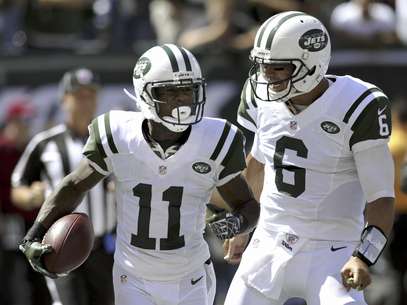 El quarterback de los Jets de Nueva York Mark Sánchez (6) y el wide receiver Jeremy Kerley (11) celebran después de que Kerley atrapó un pase para anotación contra los Bills de Buffalo en la primera mitad del juego del domingo 9 de septiembre de 2012, en East Rutherford, Nueva Jersey.  Foto: Bill Kostroun / AP