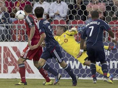 El uruguayo Alvaro Fernández, centro, del Fire de Chicago, observa su remate de cabeza vencer al portero Milos Kocic, del Toronto FC, tras abrir el marcador en el primer tiempo del duelo de la MLS en Toronto, el miércoles 12 de septiembre de 2012. El Fire ganó 2-1.  Foto: The Canadian Press, Chris Young / AP
