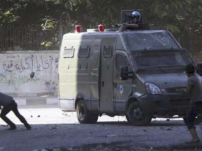 A riot policeman points a tear gas gun towards a protester during clashes with demonstrators along a road which leads to the U.S. embassy, near Tahrir Square in Cairo September 13, 2012. Foto: Amr Abdallah Dalsh / Reuters In English