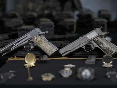Guns seized from head of the Gulf Cartel (CDG) Jorge Eduardo "El Coss" Costilla Sanchez, are presented to the media in Mexico City September 13, 2012. The navy captured one of Mexico's most wanted drug leaders Costilla Sanchez on Wednesday, in what would mark a major victory in President Felipe Calderon's crackdown on organized crime. A government security official said Costilla, 41, was detained in Tampico in northeastern Mexico, where the cartel is active, without resistance. The U.S. State Department of Foto: Tomas Bravo / Reuters In English