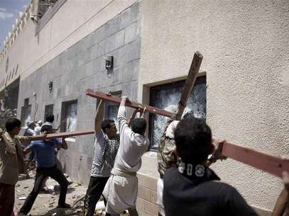 Protesters break the windows of the U.S. embassy in Sanaa September 13, 2012. Foto: Khaled Abdullah / Reuters In English
