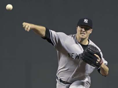 Phil Hughes, de los Yanquis de Nueva York, lanza contra los Medias Rojas de Boston, en la primera entrada del juego del jueves 13 de septiembre de 2012, en el Fenway Park en Boston.  Foto: Charles Krupa / AP