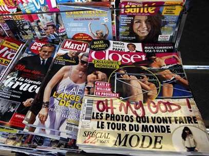 Una edición de la revista francesa Closer con una serie de fotos de la duquesa de Cambridge, Kate Middleton, y el príncipe Guillermo en un kiosco de Niza, sep 14 2012. La revista francesa Closer publicó el viernes una serie de fotos de la duquesa de Cambridge, Kate Middleton, tomando el sol en topless, dando un nuevo revés a la familia real, que trata de salir al paso de un escándalo por unas instantáneas del príncipe Enrique desnudo. Foto: Eric Gaillard / Reuters