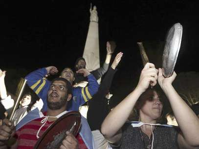 Protesters bang pots and pans while shouting slogans against the government of Argentine President Cristina Fernandez de Kirchner at the Plaza de Mayo square in Buenos Aires September 13, 2012. Foto: Enrique Marcarian / Reuters In English