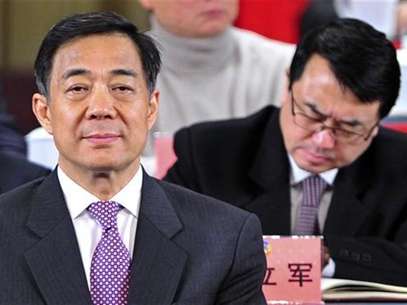 China's former Chongqing Municipality Communist Party Secretary Bo Xilai (L) and former Deputy Mayor of Chongqing Wang Lijun (R) attend a session of the Chinese People's Political Consultative Conference (CPPCC) of the Chongqing Municipal Committee, in Chongqing municipality, January 7, 2012. Foto: Stringer / Reuters In English