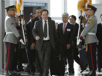 Israel's Deputy Prime Minister Dan Meridor (front) arrives at the Incheon International Airport ahead of the Nuclear Security Summit in Seoul March 25, 2012. Foto: Kim Hong-Ji / Reuters In English