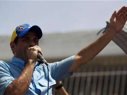 Venezuelan opposition candidate Henrique Capriles talks to supporters during an election rally in the state of Carabobo, some 180km (112 miles) west of Caracas, August 17, 2012. Foto: Carlos Garcia Rawlins / Reuters In English