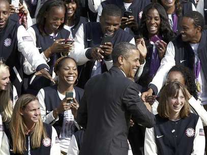 U.S. President Barack Obama smiles as he greets members of the 2012 U.S. Olympic and Paralympic teams during a reception at the White House in Washington, September 14, 2012. Foto: Jonathan Ernst / Reuters In English