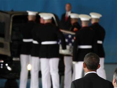 U.S. President Barack Obama watches as the body of an American killed in Benghazi this week is placed in a hearse during a return of remains ceremony at Andrews Air Force Base near Washington, September 14, 2012. Foto: Jason Reed / Reuters In English