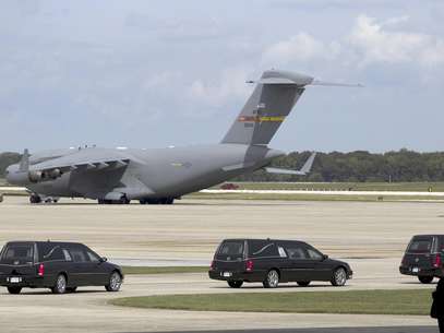 Cuatro coches fúnebres con los restos de los estadounidenses muertos esta semana en Bengasi, Libia, junto al avión en que llegaron, van rumbo a la ceremonia fúnebre el 14 de septiembre del 2012 en la Base Andrews de la Fuerza Aérea en Maryland  Foto: Carolyn Kaster / AP