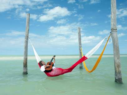 Esta foto distribuida con fines promocionales por Sony y tomada en mayo de 2012 muestra a la cantante brasileña Denisse de Kalafe en la isla mexicana de Holbox. De Kalafe rendirá homenaje a su compatriota Roberto Carlos en su nuevo álbum "Detalles"  Foto: Sony Music / AP