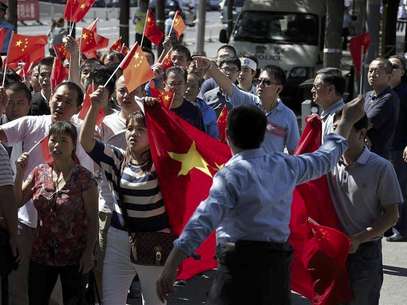 Plain-clothes police officers instruct demonstrators to move during a protest outside the Japanese embassy in Beijing September 14, 2012. Foto: David Gray / Reuters In English