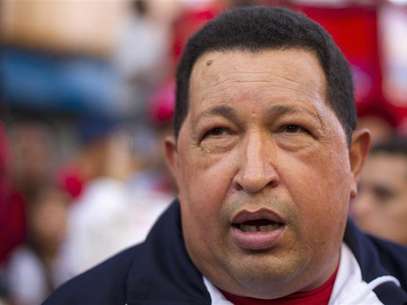 Venezuela's President Hugo Chavez talks to the media before an election rally in Caracas July 26, 2012. Foto: Carlos Garcia Rawlins / Reuters In English