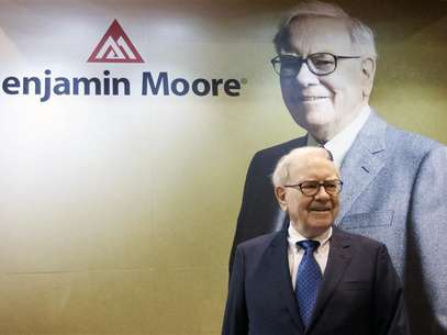 Warren Buffett tours the trade show floor during the Berkshire Hathaway Annual shareholders meeting in Omaha, May 5, 2012. Foto: Lane Hickenbottom / Reuters In English