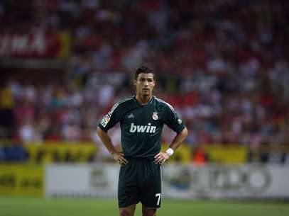 Real Madrid's Cristiano Ronaldo looks on during their Spanish First Division soccer match against Sevilla at Ramon Sanchez Pizjuan stadium in Seville September 15, 2012. REUTERS/Marcelo del Pozo (SPAIN - Tags: SPORT SOCCER) Foto: Marcelo del Pozo / REUTERS