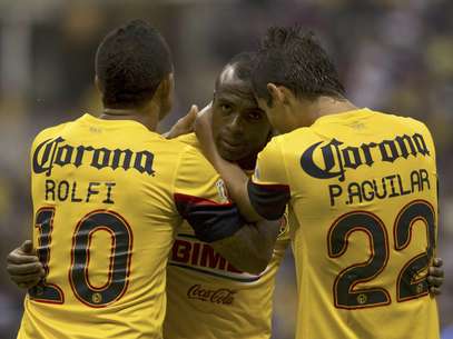 Christian Benítez del América, en el medio, es felicitado por sus compañeros Daniel Montenegro, izquierda, y Paul Aguilar, derecha tras anotar un gol ante Santos el sábado 15 de septiembre de 2012.  Foto: Christian Palma / AP