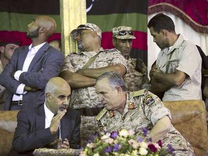 Libya's President Mohammed Magarief (L) and Libyan Army Chief of Staff Yousef al-Mangush speak during their visit to the tomb of Omar al-Mukhtar in Suluq, 53 km (33 miles) southeast of Benghazi September 16, 2012. Foto: Stringer / Reuters In English