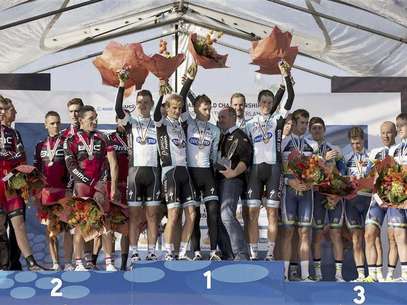First-placed Team Omega Pharma-Quick Step (C), second-placed BMC Racing Team (L) and third-placed Team Orica-GreenEdge (R) celebrate on the podium after the men's team time trial at the UCI Road World Championships in Valkenburg September 16, 2012. Foto: Michael Kooren / Reuters In English