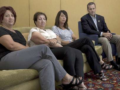 En esta fotografía del domingo 16 de septiembre de 2012 se ven a los familiares de Brian Terry, de izquierda a derecha, Michelle Balogh, Josephine Terry, Kelly Willis y Robert Heyer,, en Tucson, Arizona. Terry fue muerto con armas vinculadas a la Operación Rápido y Furioso, contra el tráfico de armas, en la que se le perdió la pista a unas 1.400 armas de alto calibre.  Foto: John Miller / AP