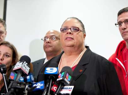 La líder del sindicato de maestros de Chicago Karen Lewis anuncia que los profesores seguirán en paro mientras revisan su nuevo contrato laboral, el domingo 16 de septiembre de 2012.  Foto: Sitthixay Ditthavong / AP