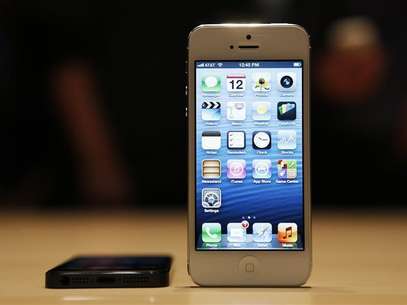 The iPhone 5 on display after its introduction during Apple Inc.'s iPhone media event in San Francisco, California September 12, 2012. Foto: Beck Diefenbach / Reuters In English