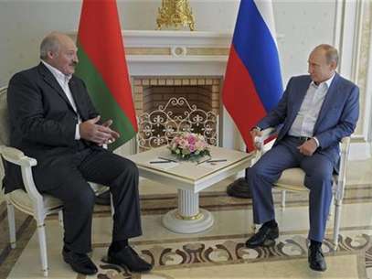 Russia's President Vladimir Putin (R) meets with his Belarussian counterpart Alexander Lukashenko at the Bocharov Ruchei state residence in Sochi, September 15, 2012. Foto: Pool / Reuters In English