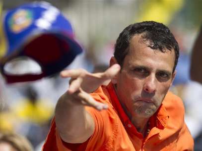Opposition candidate Henrique Capriles throws his cap to supporters during an election rally in Caracas September 16, 2012. Foto: Carlos Garcia Rawlins / Reuters In English