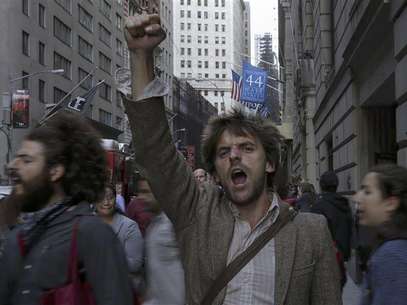 Occupy Wall Street activists shout slogans and march in Lower Manhattan's financial district on the one-year anniversary of the movement in New York September 17, 2012. Foto: Adrees Latif / Reuters In English