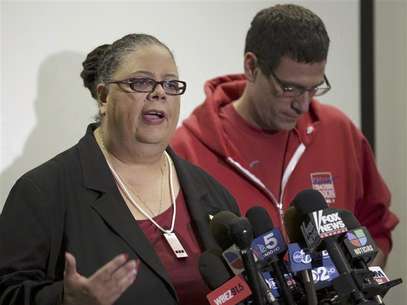 Chicago Teachers Union President Karen Lewis (L) answers a question next to Vice President Jesse Sharkey during a news conference on the seventh day of their strike in Chicago September 16, 2012. Foto: John Gress / Reuters In English