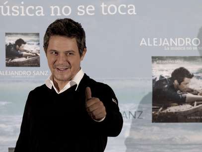 El cantautor español Alejandro Sanz durante una conferencia de prensa en la Ciudad de México el lunes 17 de septiembre de 2012. Sanz está en México promoviendo su más reciente álbum "La música no se toca".  Foto: Eduardo Verdugo / AP